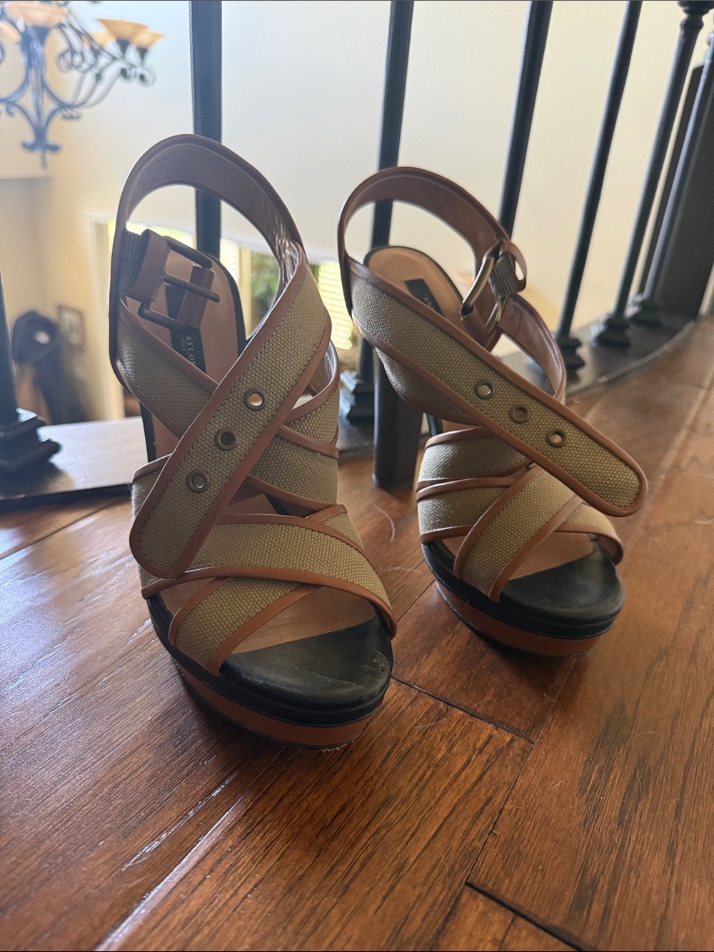 Women’s size 7.5 Ann Taylor Vintage  Platform Sandals in Tan and Beige